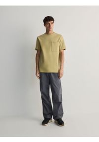 Reserved - T-shirt comfort z kieszonką - oliwkowy. Kolor: oliwkowy. Materiał: dzianina, bawełna