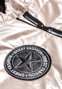 Renee - Jasnobeżowa Długa Kamizelka Pikowana z Naszywką i Kapturem Mevianis. Okazja: na co dzień. Kolor: beżowy. Materiał: jeans, bawełna. Długość: długie. Wzór: aplikacja. Styl: casual, sportowy #7