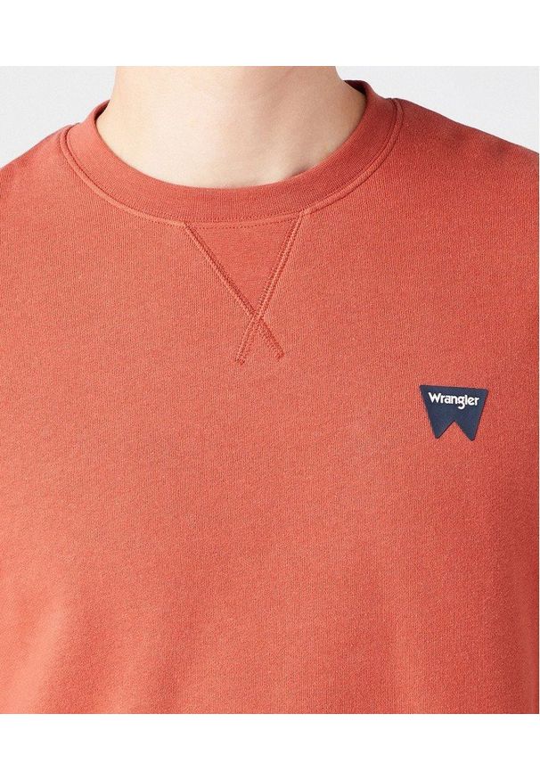 Wrangler - WRANGLER SIGN OFF CREW MĘSKA BLUZA KLASYCZNA ETRUSCAN RED W6589HA11 112146190. Styl: klasyczny
