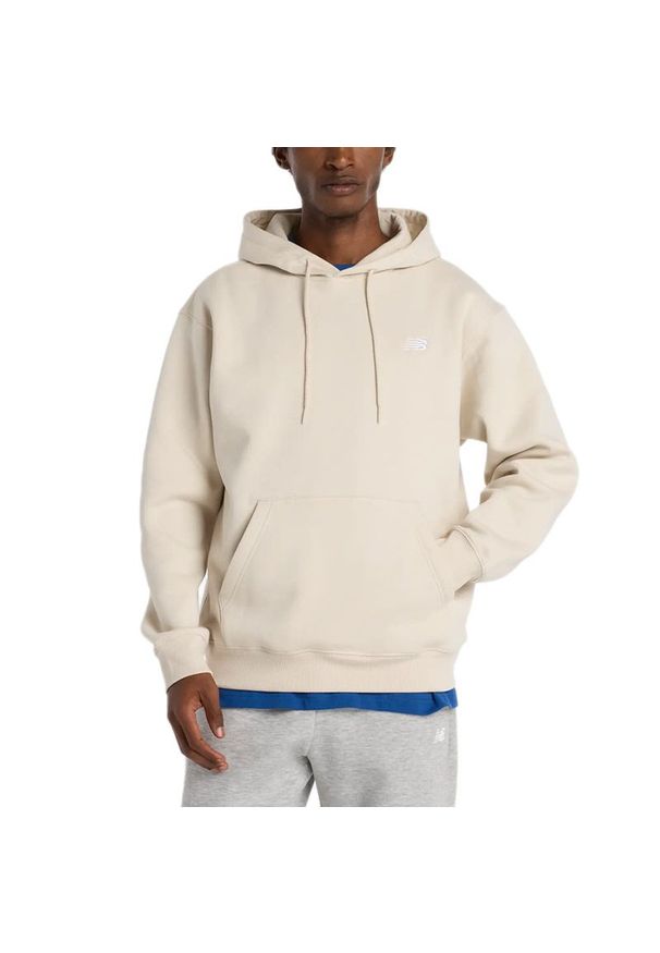Bluza męska New Balance MT41511TWF - beżowa. Okazja: na co dzień. Kolor: beżowy. Materiał: tkanina, dresówka, poliester, bawełna. Wzór: aplikacja. Styl: klasyczny, casual