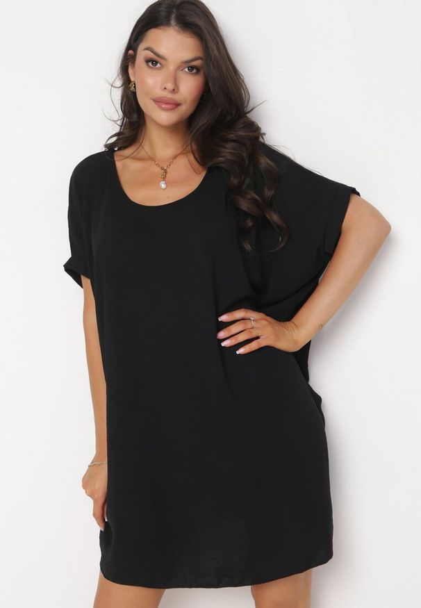 Born2be - Czarna Mini Sukienka z Krótkim Rękawem o Fasonie Nietoperza Kharson. Kolor: czarny. Długość rękawa: krótki rękaw. Styl: boho. Długość: mini