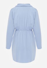 Renee - Niebieska Sukienka Periope. Typ kołnierza: kolnierz wykładany. Kolor: niebieski. Długość rękawa: długi rękaw. Typ sukienki: kopertowe. Długość: mini #7