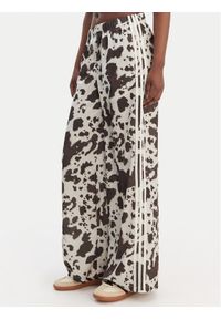 Adidas - adidas Spodnie dresowe Satin KA2668 Brązowy Wide Leg. Kolor: brązowy. Materiał: syntetyk #1