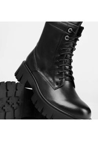 Wittchen - Damskie glany ze skóry klasyczne. Nosek buta: okrągły. Zapięcie: sznurówki. Kolor: czarny. Materiał: skóra. Wzór: moro, kolorowy. Styl: klasyczny #5