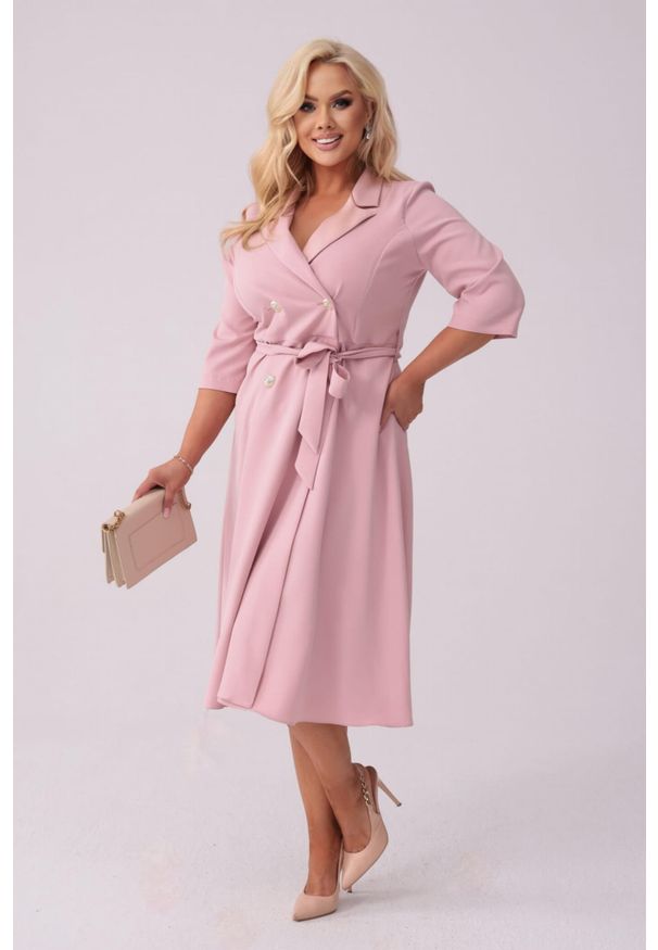 Moda Size Plus Iwanek - Elegancka żakietowa sukienka Marietta w kolorze pudrowego różu XXL OVERSIZE. Okazja: na spotkanie biznesowe, na co dzień. Kolor: różowy. Materiał: tkanina, elastan, poliester, materiał. Typ sukienki: oversize. Styl: elegancki