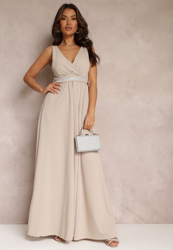 Renee - Jasnobeżowa Rozkloszowana Sukienka z Wycięciem i Paskiem w Cyrkonie Elineta. Kolor: beżowy. Materiał: materiał. Styl: elegancki
