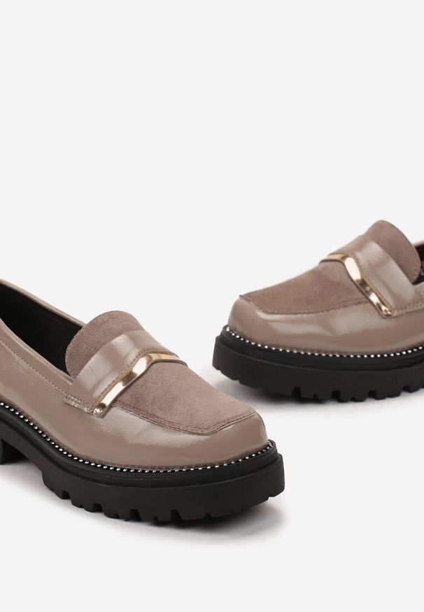 Born2be - Ciemnobeżowe Mokasyny z Kwadratowym Noskiem z Cyrkoniami Wokół Podeszwy Baini. Kolor: beżowy. Styl: elegancki