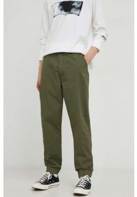 Levi's® - Levi's spodnie męskie kolor zielony w fasonie chinos. Okazja: na spotkanie biznesowe. Kolor: zielony. Materiał: tkanina, materiał. Wzór: gładki. Styl: biznesowy #1