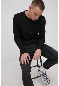 Jack & Jones Sweter męski kolor czarny. Okazja: na co dzień. Kolor: czarny. Materiał: dzianina. Długość rękawa: długi rękaw. Długość: długie. Wzór: ze splotem. Styl: casual #1