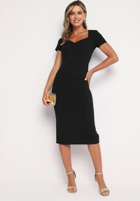 Born2be - Czarna Taliowana Koktajlowa Sukienka z Wiskozą i Rozcięciem z Tyłu Castorea. Okazja: na co dzień. Kolor: czarny. Materiał: wiskoza. Długość rękawa: krótki rękaw. Styl: wizytowy #5