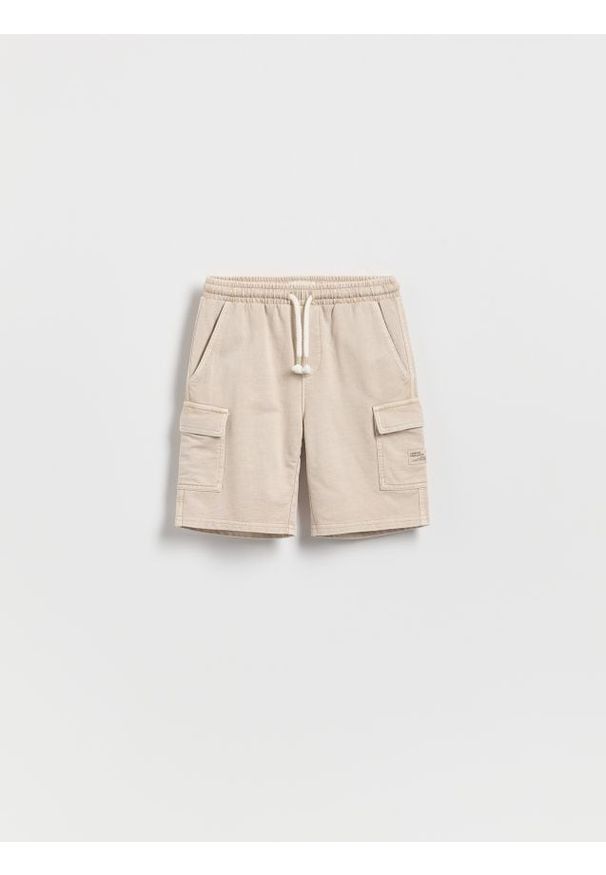 Reserved - Bawełniane szorty cargo - beżowy. Kolor: beżowy. Materiał: bawełna