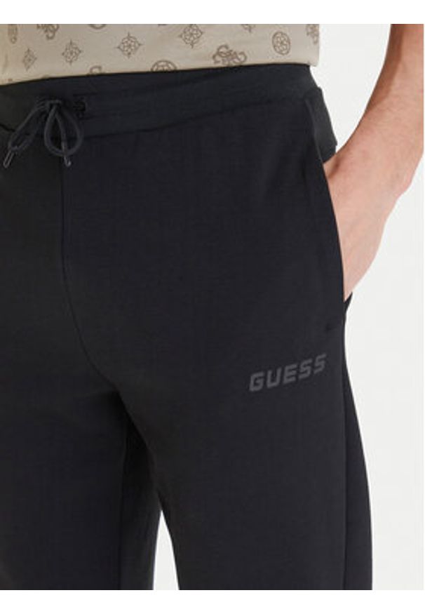 Guess Spodnie dresowe Z6GB02 K2844 Czarny Regular Fit. Kolor: czarny. Materiał: syntetyk