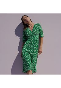 Reserved - Wiskozowa sukienka w kwiaty - Zielony. Kolor: zielony. Materiał: wiskoza. Wzór: kwiaty #1