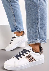 Renee - Biało-Granatowe Sneakersy z Wstawkami Danthe. Kolor: biały. Materiał: jeans