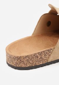 Born2be - Ciemnobeżowe Klapki w Stylu Chodaków na Korkowej Podeszwie z Klamrą Saleilla. Okazja: na co dzień. Kolor: beżowy. Materiał: jeans. Sezon: lato. Styl: klasyczny, casual #4