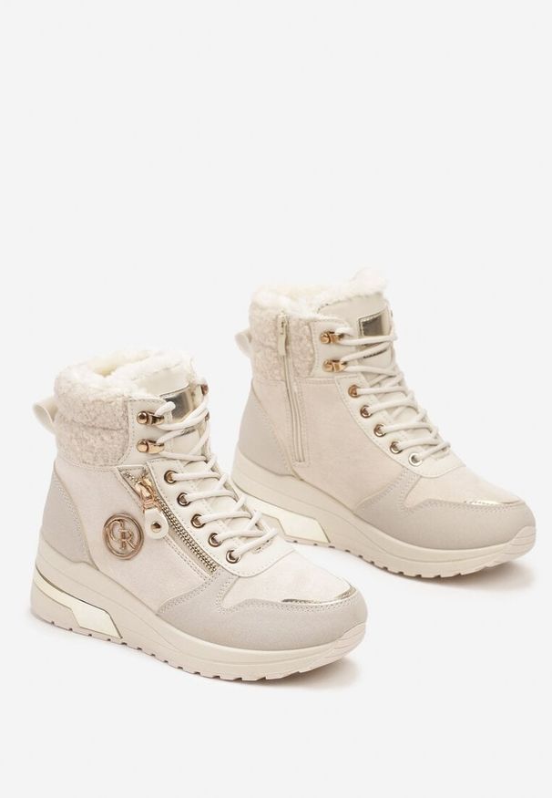 Born2be - Beżowe Sneakersy na Koturnie z Wysoką Cholewką Aplikacją i Futerkiem Typu Baranek Sinirithe. Wysokość cholewki: przed kolano. Kolor: beżowy. Materiał: futro. Szerokość cholewki: normalna. Wzór: aplikacja. Obcas: na koturnie