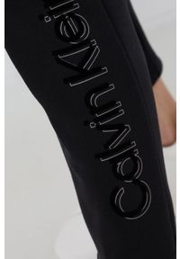 Calvin Klein Jeans Spodnie damskie kolor czarny z nadrukiem. Kolor: czarny. Wzór: nadruk