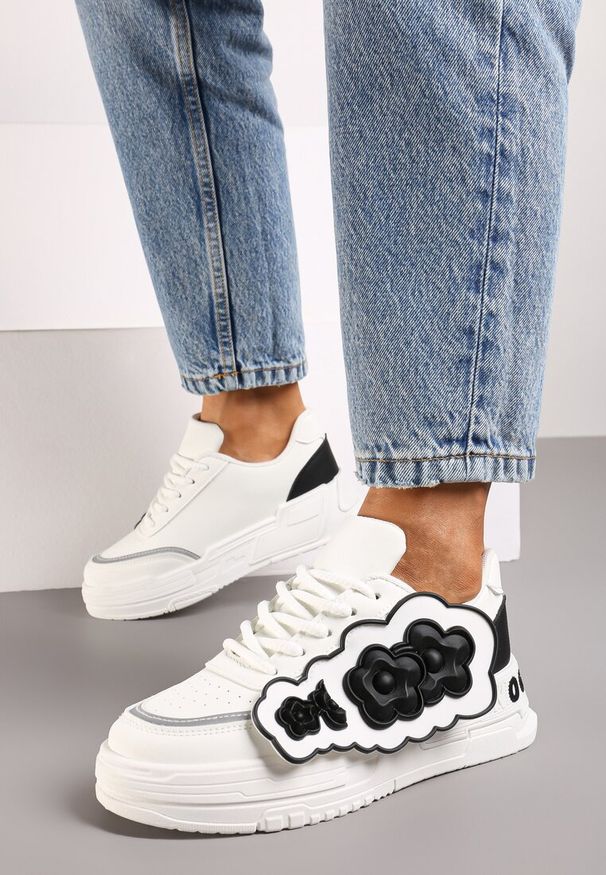 Renee - Biało-Czarne Sneakersy na Niskiej Platformie z Ozdobnymi Kwiatkami na Boku Benavilla. Nosek buta: okrągły. Zapięcie: sznurówki. Kolor: biały. Materiał: materiał. Wzór: kwiaty. Obcas: na platformie. Wysokość obcasa: niski