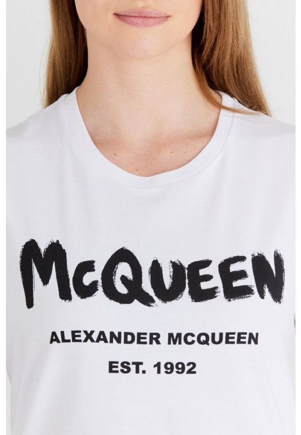 Alexander McQueen - ALEXANDER MCQUEEN Biały t-shirt damski z logo. Kolor: biały. Materiał: bawełna. Wzór: nadruk