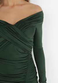 Born2be - Ciemnozielona Dopasowana Sukienka z Marszczeniem Kivi. Kolor: zielony. Materiał: materiał. Typ sukienki: dopasowane. Styl: elegancki. Długość: midi #2