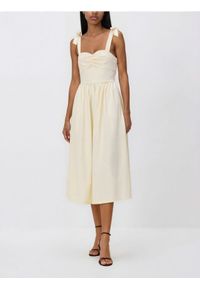 Reserved - Sukienka midi z wiązaniem - jasnożółty. Kolor: żółty. Materiał: tkanina. Długość: midi