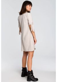 Sukienki.shop - Tunika koszulowa z kołnierzykiem beżowa lniana. Okazja: do pracy, na co dzień, na spotkanie biznesowe. Kolor: beżowy. Materiał: len. Długość rękawa: krótki rękaw. Typ sukienki: koszulowe. Styl: klasyczny, casual, elegancki, biznesowy #2