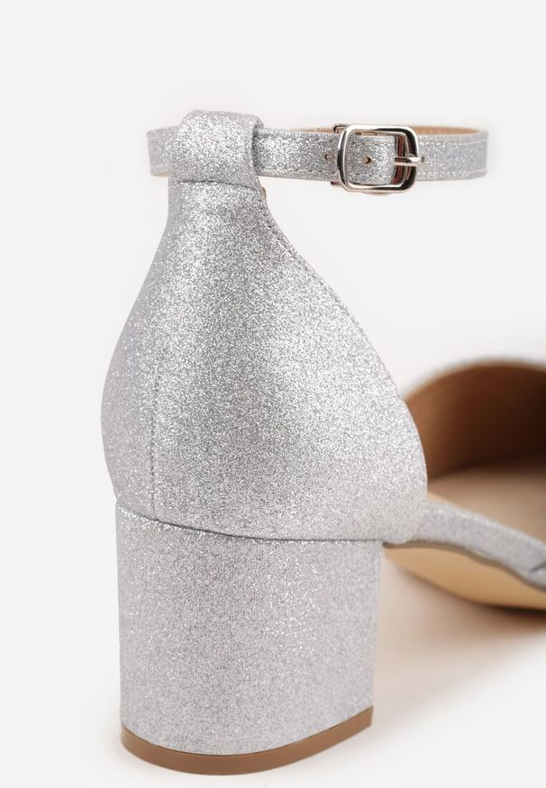 Renee - Srebrne Czółenka Vices na Słupku z Wkładką ze Skóry Naturalnej Ozdobione Paskiem Resilia. Okazja: na co dzień. Zapięcie: pasek. Kolor: srebrny. Materiał: skóra. Wzór: aplikacja. Obcas: na słupku. Styl: casual, elegancki. Wysokość obcasa: średni