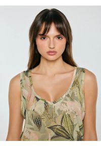 Big-Star - Top damski bez rękawów w roślinny wzór Miria 000. Typ kołnierza: dekolt w kształcie V. Kolor: wielokolorowy. Materiał: dzianina, skóra. Długość rękawa: bez rękawów. Wzór: kwiaty, aplikacja. Sezon: lato. Styl: elegancki #6