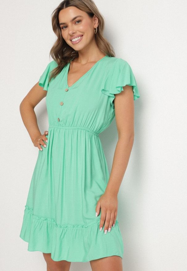 Born2be - Zielona Rozkloszowana Bawełniana Sukienka z Guzikami i Falbanami Natinema. Okazja: na co dzień. Typ kołnierza: dekolt w serek. Kolor: zielony. Materiał: bawełna. Sezon: lato. Styl: casual