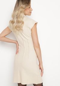 Born2be - Beżowa Sukienka z Prążkowanej Dzianiny o Taliowanym Kroju z Półgolfem Ivarinae. Okazja: na co dzień, na spotkanie biznesowe. Kolor: beżowy. Materiał: dzianina, prążkowany. Długość rękawa: bez rękawów. Styl: biznesowy, casual, elegancki #7