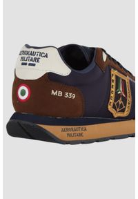 Aeronautica Militare - AERONAUTICA MILITARE Brązowe męskie sneakersy z naszywką Frecce Tricolori, Rozmiar 45. Kolor: brązowy. Materiał: zamsz, tkanina. Wzór: aplikacja