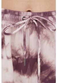 Volcom szorty damskie kolor fioletowy wzorzyste high waist. Stan: podwyższony. Kolor: fioletowy. Materiał: dzianina