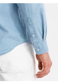 Ombre Clothing - Jeansowa męska koszula z haftowaną kieszonką – jasnoniebieska V1 - Rozmiar: M. Kolor: niebieski. Materiał: jeans. Wzór: haft. Styl: elegancki #7