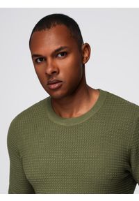 Ombre Clothing - Strukturalny sweter męski z okrągłym dekoltem – oliwkowy V1 - Rozmiar: XL. Okazja: na co dzień. Kolor: oliwkowy. Materiał: wiskoza, dzianina, jeans, elastan, nylon. Wzór: ze splotem. Styl: casual #6