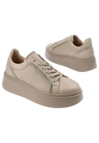 Beżowe Sneakersy Karino Modne Obuwie Damskie. Kolor: beżowy. Materiał: materiał. Szerokość cholewki: normalna. Obcas: na platformie