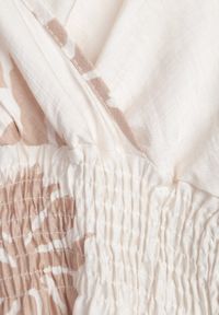 Born2be - Beżowa Wiskozowa Sukienka o Rozkloszowanym Kroju z Kopertowym Dekoltem Morgassa. Okazja: na co dzień. Kolor: beżowy. Materiał: wiskoza. Wzór: kwiaty. Sezon: lato. Typ sukienki: kopertowe. Styl: casual, klasyczny #8