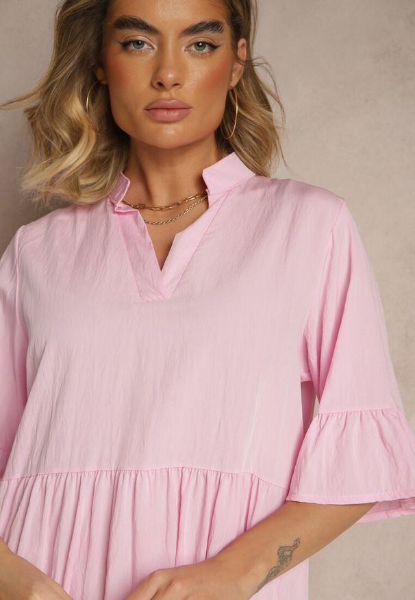 Renee - Różowa Rozkloszowana Sukienka z Wiskozą i Falbanami Eviranna. Okazja: na co dzień. Typ kołnierza: dekolt w kształcie V. Kolor: różowy. Materiał: wiskoza. Długość rękawa: krótki rękaw. Sezon: lato. Styl: casual, elegancki