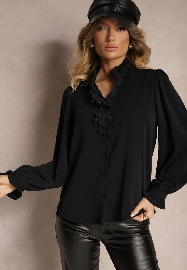 Renee - Czarna Koszula Ozdobiona Koronką i Stójką Zeanizia. Okazja: na co dzień, do pracy, na spotkanie biznesowe. Typ kołnierza: kołnierzyk stójkowy. Kolor: czarny. Materiał: koronka. Długość rękawa: długi rękaw. Długość: długie. Wzór: koronka, aplikacja. Styl: biznesowy, klasyczny, casual, elegancki