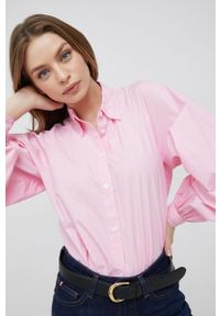 TOMMY HILFIGER - Tommy Hilfiger koszula bawełniana damska kolor różowy regular z kołnierzykiem klasycznym. Okazja: na co dzień. Typ kołnierza: kołnierzyk klasyczny. Kolor: różowy. Materiał: bawełna. Długość rękawa: raglanowy rękaw. Styl: klasyczny