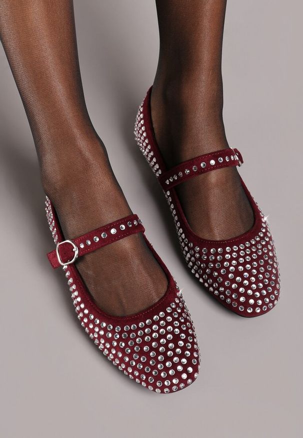 Born2be - Bordowe Płaskie Cyrkoniowe Balerinki w Stylu Mary Jane Omesia. Okazja: na co dzień, na spotkanie biznesowe. Zapięcie: sprzączka. Kolor: czerwony. Materiał: jedwab, jeans. Styl: biznesowy, klasyczny, casual, elegancki