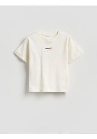 Reserved - T-shirt z nadrukiem na plecach - złamana biel. Materiał: bawełna. Wzór: nadruk #1