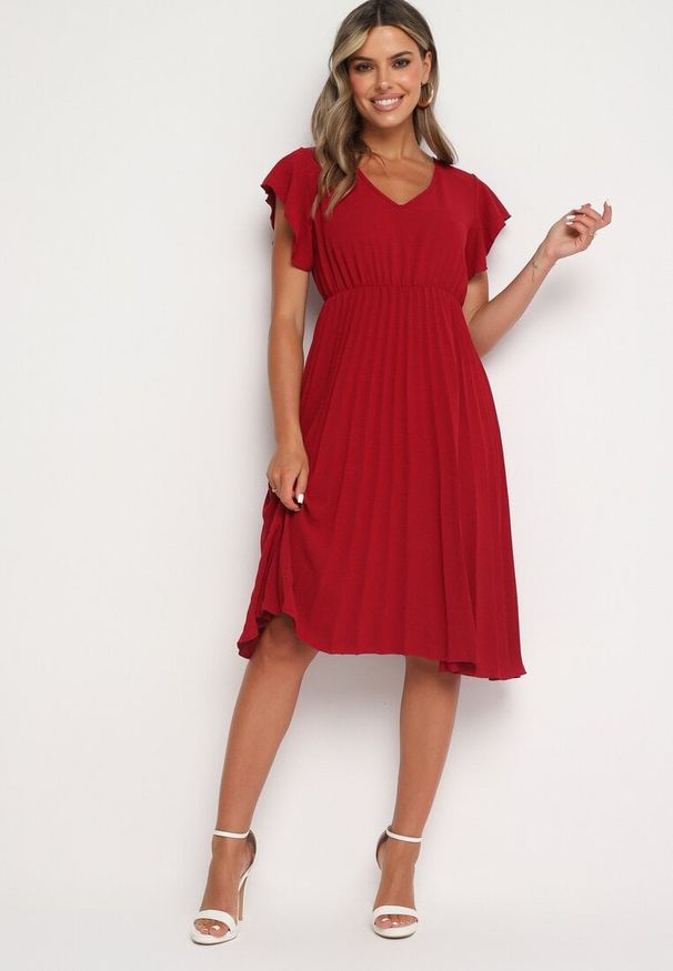 Born2be - Bordowa Sukienka Plisowana o Rozkloszowanym Fasonie i Trójkątnym Dekolcie Rissara. Okazja: na co dzień, na spotkanie biznesowe. Kolor: czerwony. Materiał: skóra, materiał. Długość rękawa: krótki rękaw. Styl: biznesowy, casual, elegancki