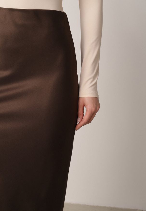 Born2be - Brązowa Satynowa Spódnica Maxi Shapas. Stan: podwyższony. Kolor: brązowy. Materiał: satyna