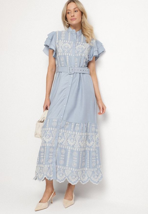 Born2be - Niebieska Sukienka Boho o Rozkloszowanym Kroju z Haftem Falbanami i Paskiem Callindra. Okazja: na co dzień. Typ kołnierza: kołnierzyk stójkowy. Kolor: niebieski. Materiał: jeans. Wzór: haft. Typ sukienki: proste, rozkloszowane. Styl: boho