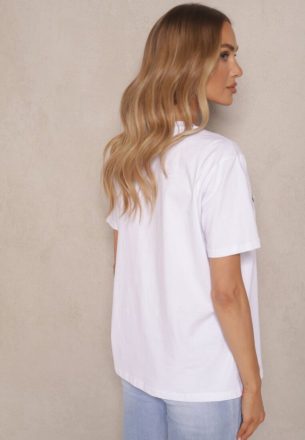 Renee - Biały T-shirt z Bawełny Ozdobiony Napisami Sanelna. Okazja: na co dzień. Kolor: biały. Materiał: bawełna. Wzór: napisy, aplikacja. Styl: elegancki, casual