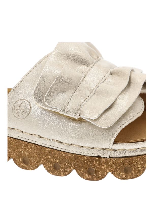 Klapki damskie Rieker, na platformie z eko skóry z wygodnymi wkładkami i ozdobnymi falbanami, beżowe, V8763-60. Kolor: beżowy. Materiał: skóra. Wzór: aplikacja. Sezon: lato. Obcas: na platformie. Styl: elegancki