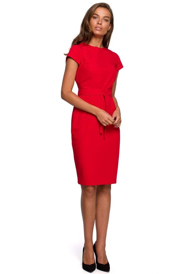 MOE - Minimalistyczna Ołówkowa Sukienka z Przeszyciami - Czerwona. Kolor: czerwony. Materiał: poliester, elastan, wiskoza. Typ sukienki: ołówkowe
