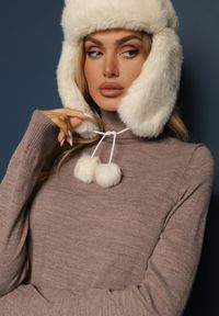 Renee - Beżowy Klasyczny Golf ze Ściągaczami przy Rękawach Felinia. Typ kołnierza: golf. Kolor: beżowy. Materiał: jeans. Długość rękawa: długi rękaw. Długość: długie. Wzór: aplikacja, bez wzorów. Styl: klasyczny #5