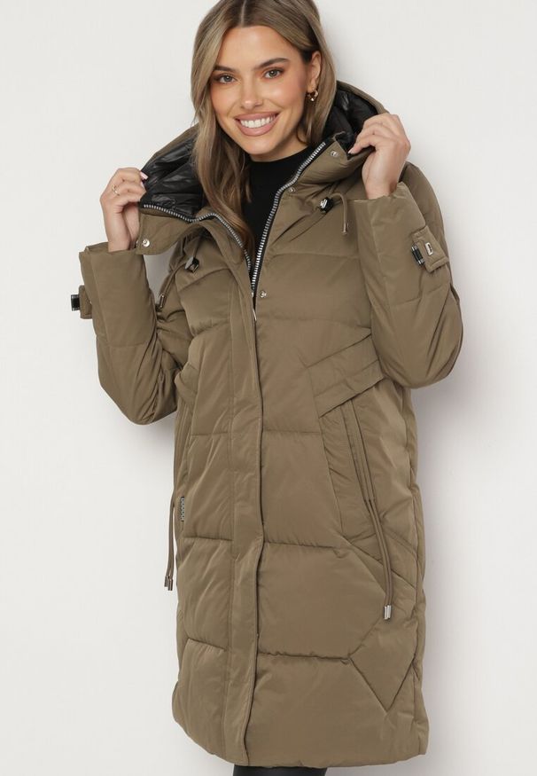 Born2be - Ciemnozielona Kurtka Pikowana z Przeszyciami i Nieodpinanym Kapturem Ombrelia. Okazja: na co dzień. Kolor: zielony. Materiał: jeans. Styl: casual