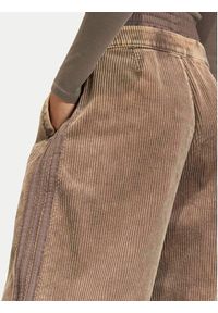 Adidas - adidas Spodnie materiałowe Corduroy Sst KD8782 Brązowy Wide Leg. Kolor: brązowy. Materiał: bawełna #2